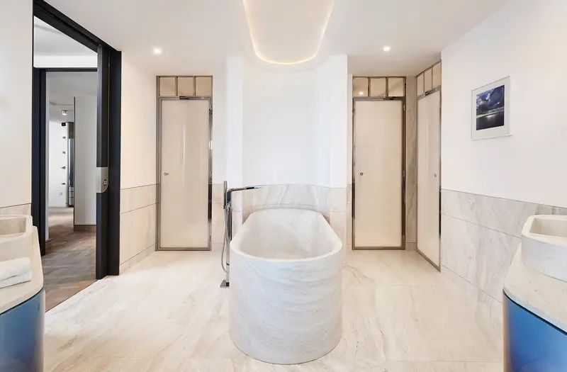 Luxuriöses Badezimmer mit freistehender Badewanne und heller Einrichtung