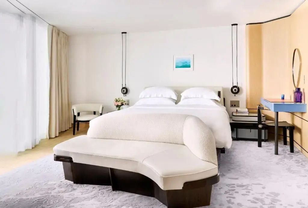Elegantes Schlafzimmer mit gemütlichem Doppelbett und stilvoller Einrichtung