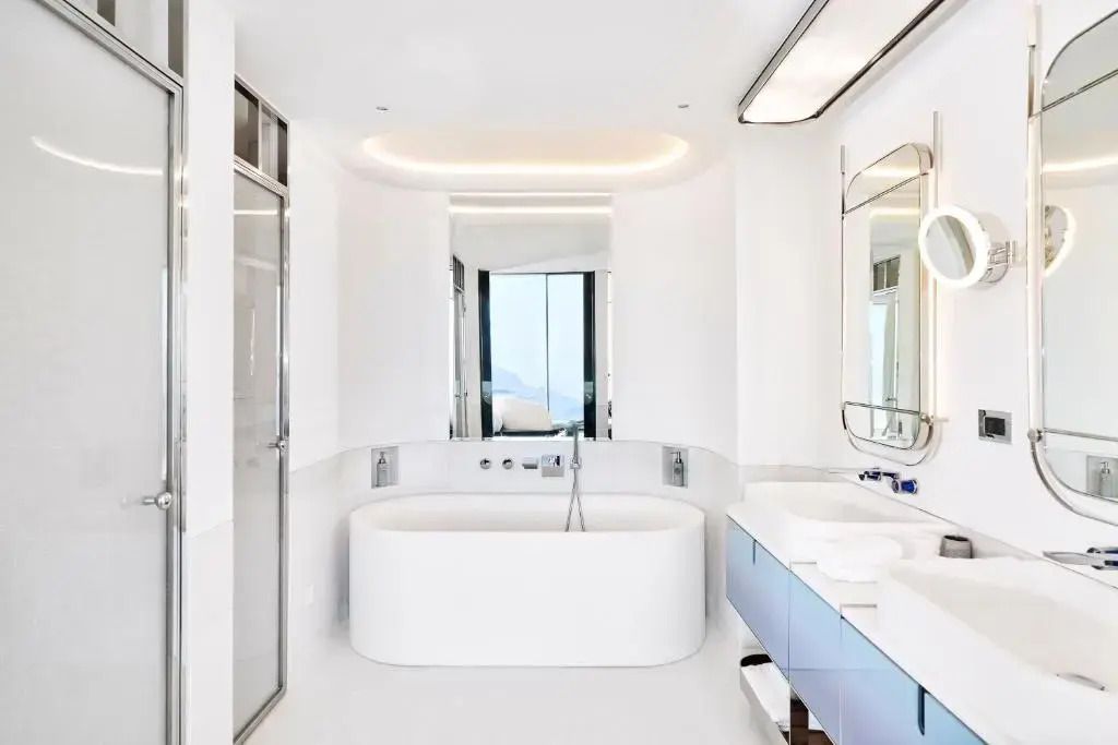 Modernes Badezimmer mit eleganter Badewanne und stilvoller Beleuchtung