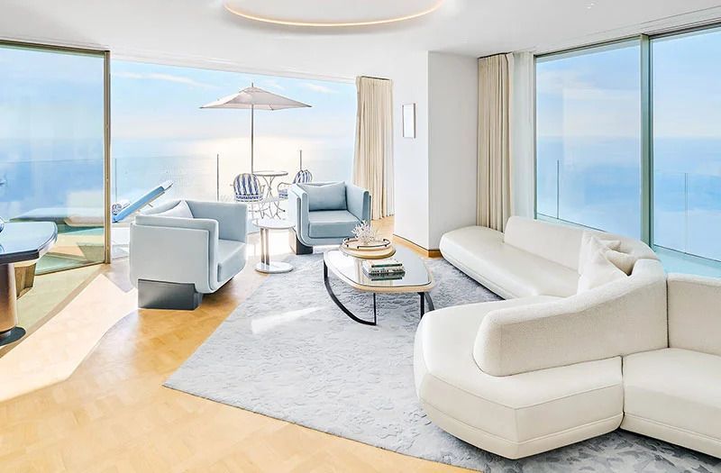Moderne Sitzecke mit Meerblick und hellem Interieur