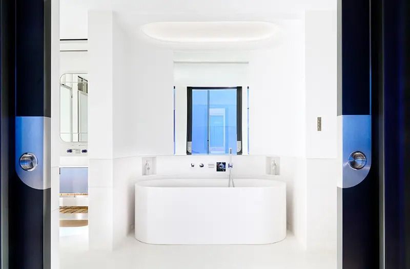 Luxuriöses Badezimmer mit freistehender Badewanne und Fenster