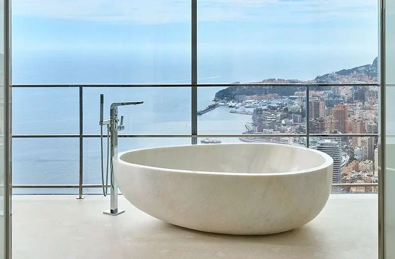 Luxuriöse freistehende Badewanne mit Blick auf Meer und Küstenlinie
