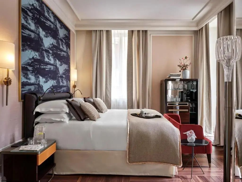 Elegantes Deluxe Doppelzimmer mit großem Bett und stilvoller Wanddekoration