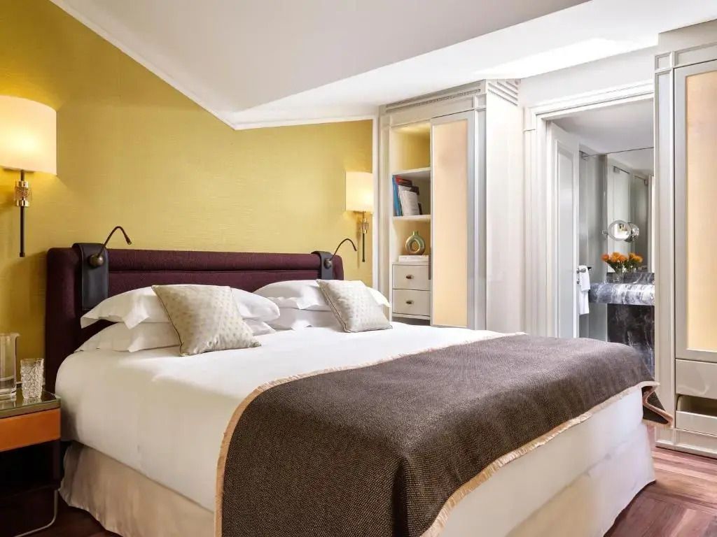 Geräumige Suite mit Doppelbett und eleganter Wandverkleidung