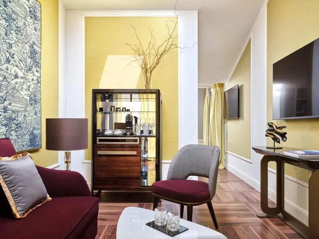 Moderne Sitzecke mit Minibar in luxuriöser Suite