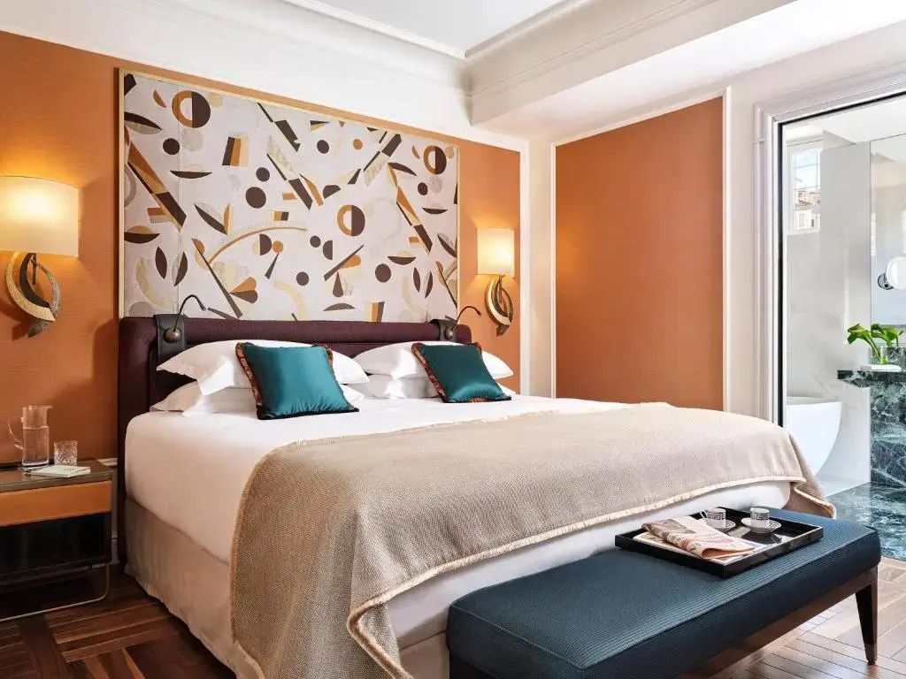 Elegantes Schlafzimmer mit zeitgenössischem Design und großen Kopfkissen