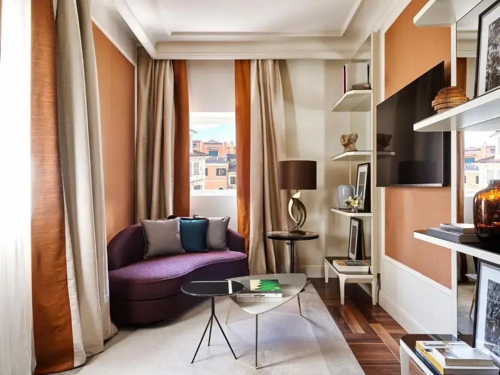 Gemütliche Sitzecke mit Sofa und Couchtisch vor einem Fenster