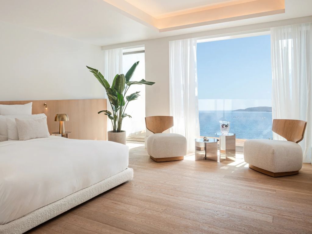 Lichtdurchflutetes Deluxe Doppelzimmer mit Meerblick und eleganter Einrichtung