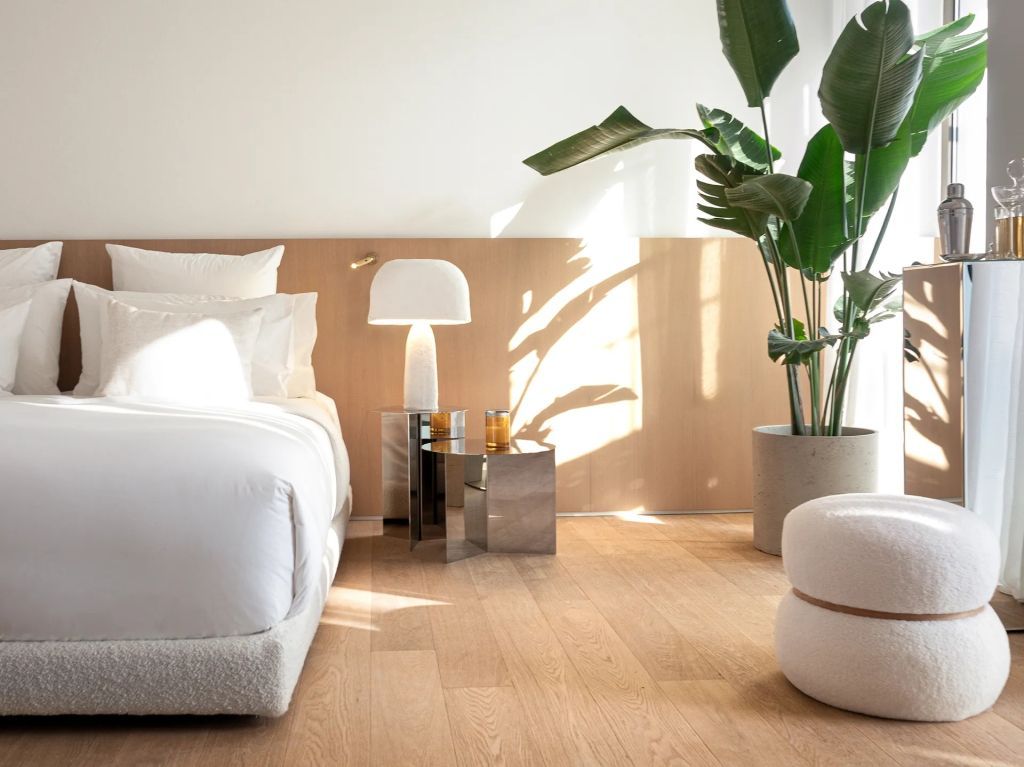 Elegantes Schlafzimmer mit modernen Möbeln und natürlichem Lichteinfall