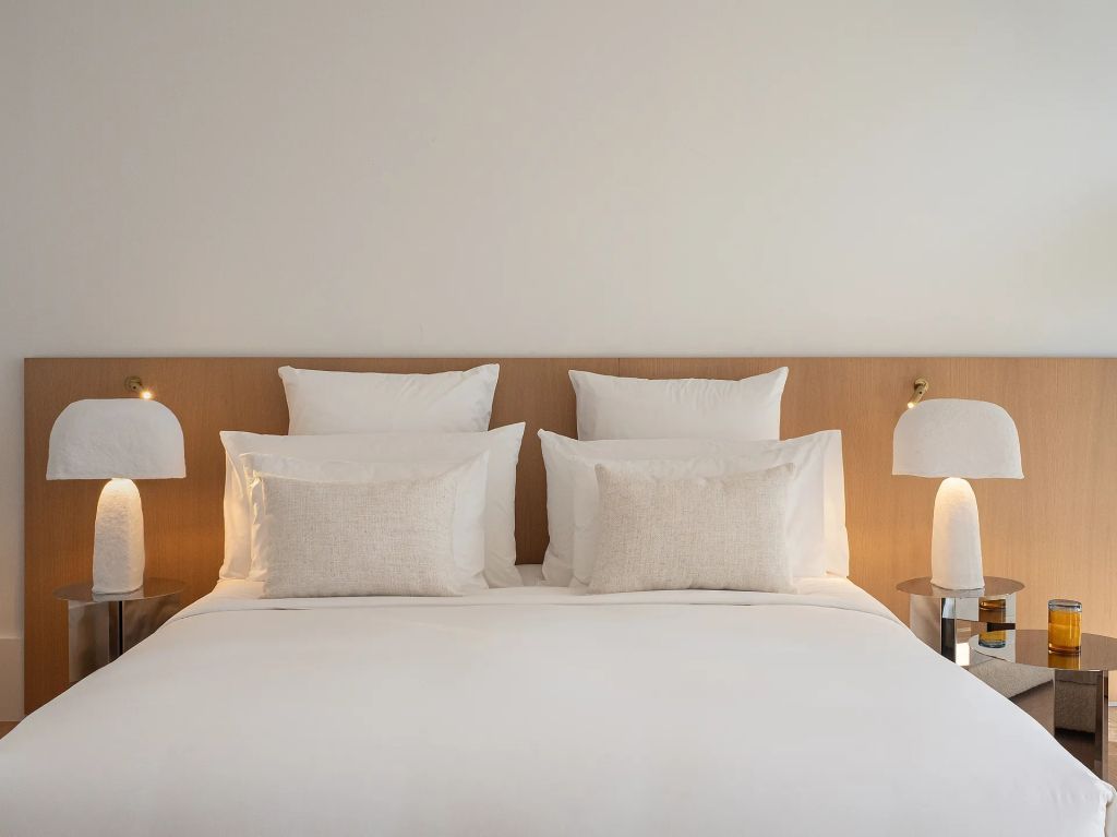 Komfortables Doppelbett in einem modernen Hotelzimmer mit sanften Farbtönen