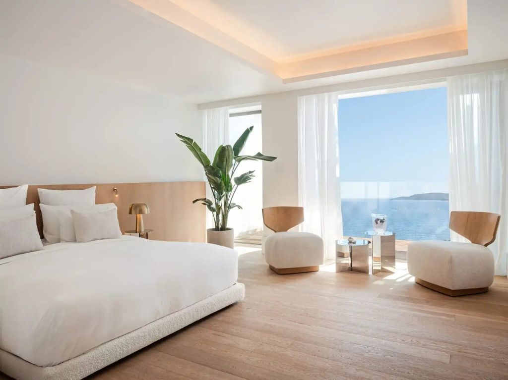 Helles Schlafzimmer mit Meerblick und moderner Einrichtung