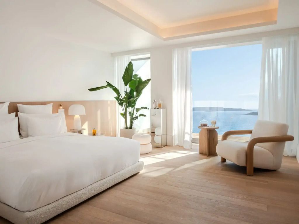 Elegantes Schlafzimmer mit großen Fenstern und Meeresblick