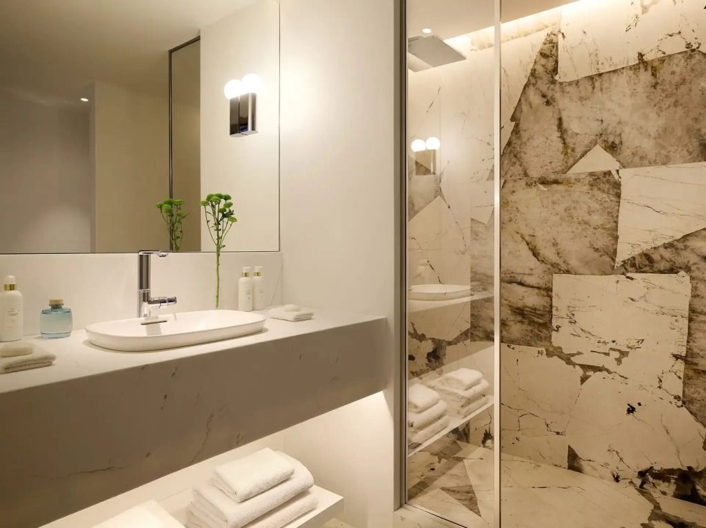 Modernes Badezimmer mit Marmordetails