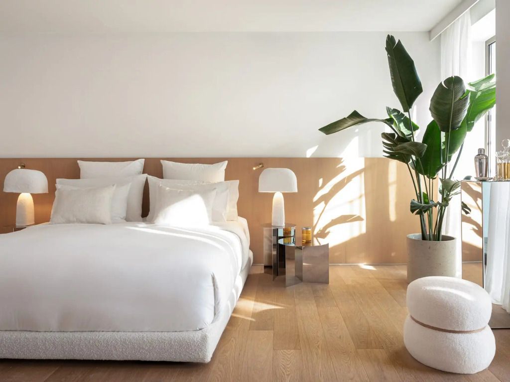 Geräumiges Schlafzimmer mit Pflanzen und Tageslicht