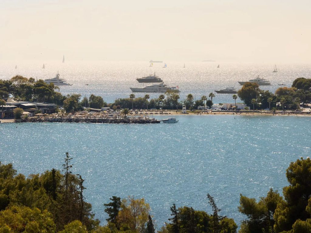 Panoramablick auf die Marina mit luxuriösen Yachten und klarem Wasser