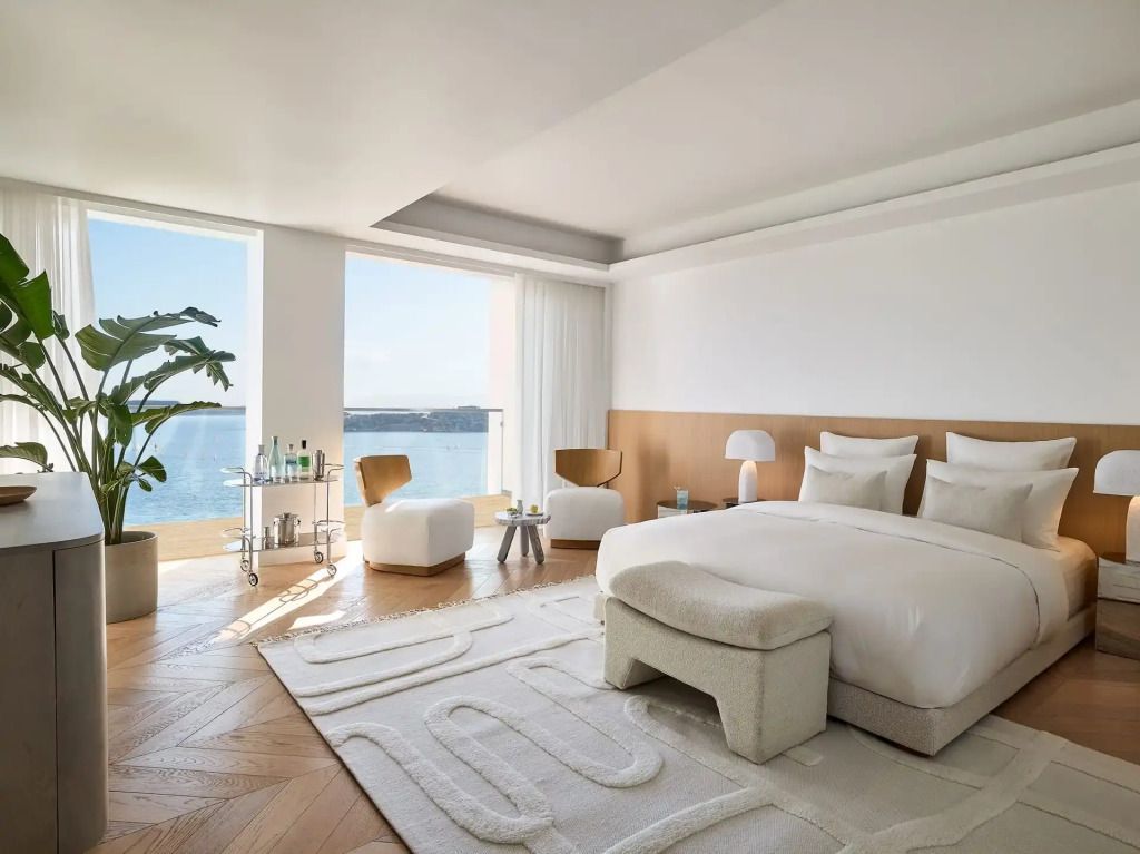 Helles Deluxe Apartment mit Blick auf das Meer und stilvollen Möbeln