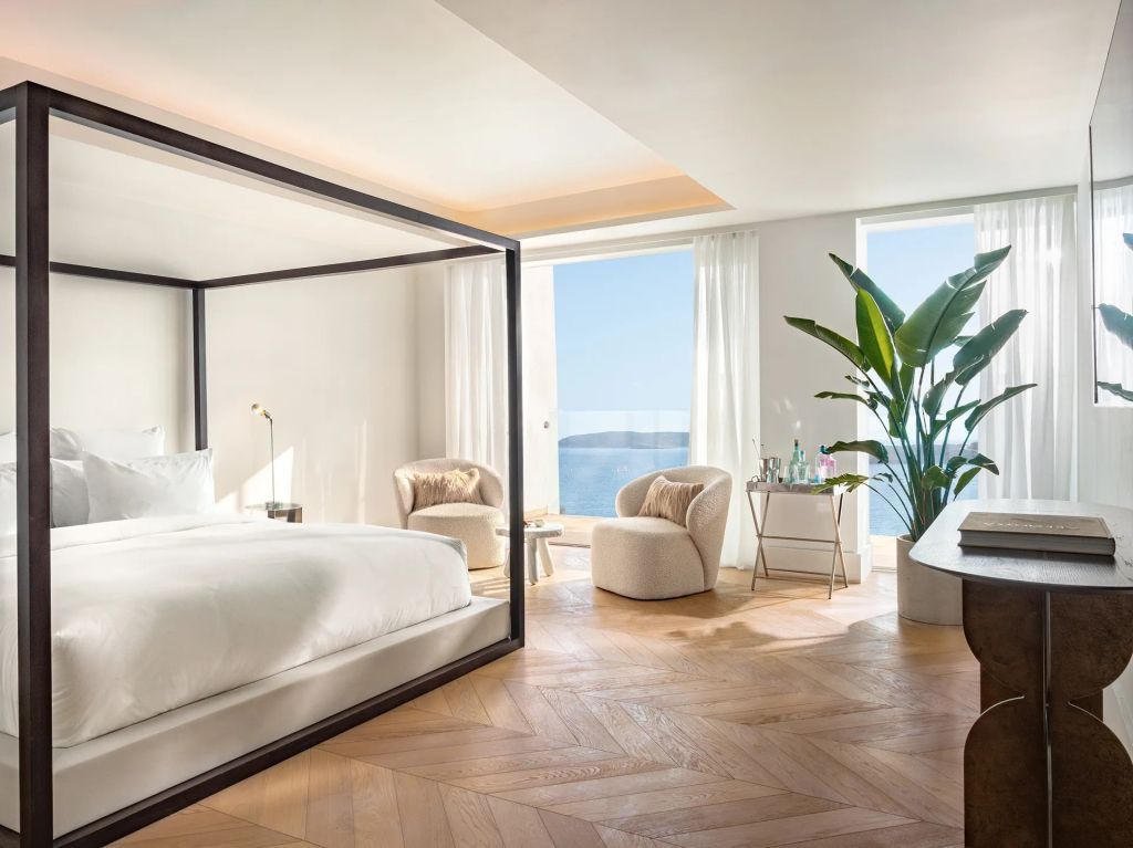 Helles Schlafzimmer mit Doppelbett und Meerblick, elegantes Interieur