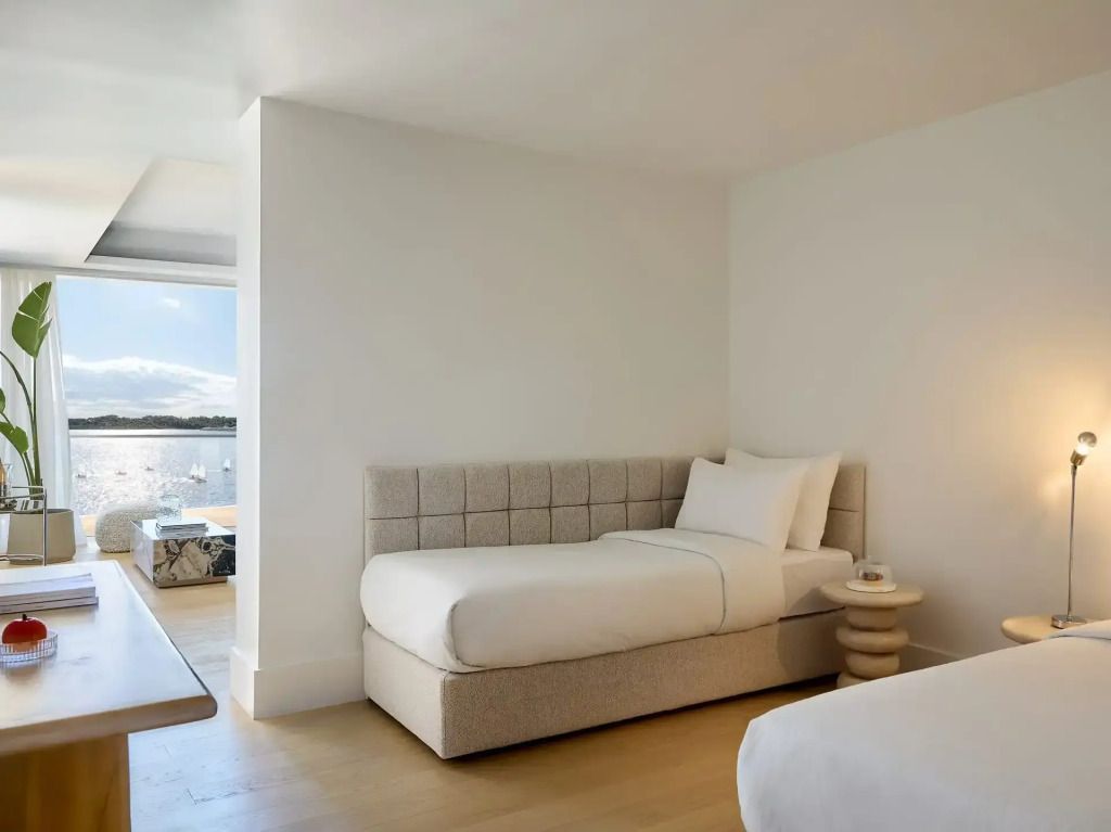 Modernes Schlafzimmer mit zwei Einzelbetten und Blick auf die Marina.