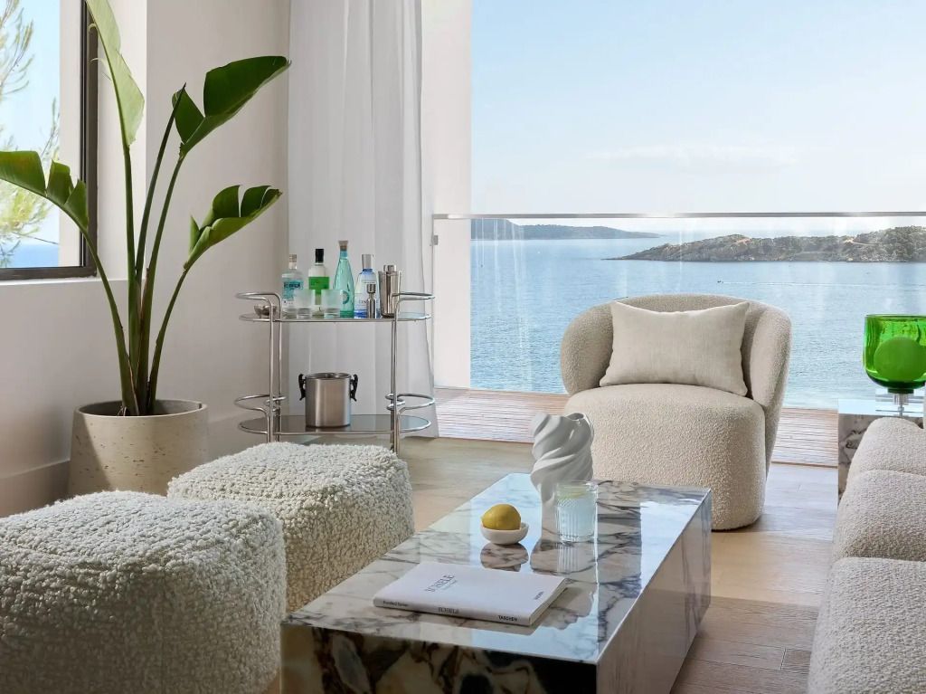 Gemütlicher Wohnbereich mit modernem Design und Meerblick.