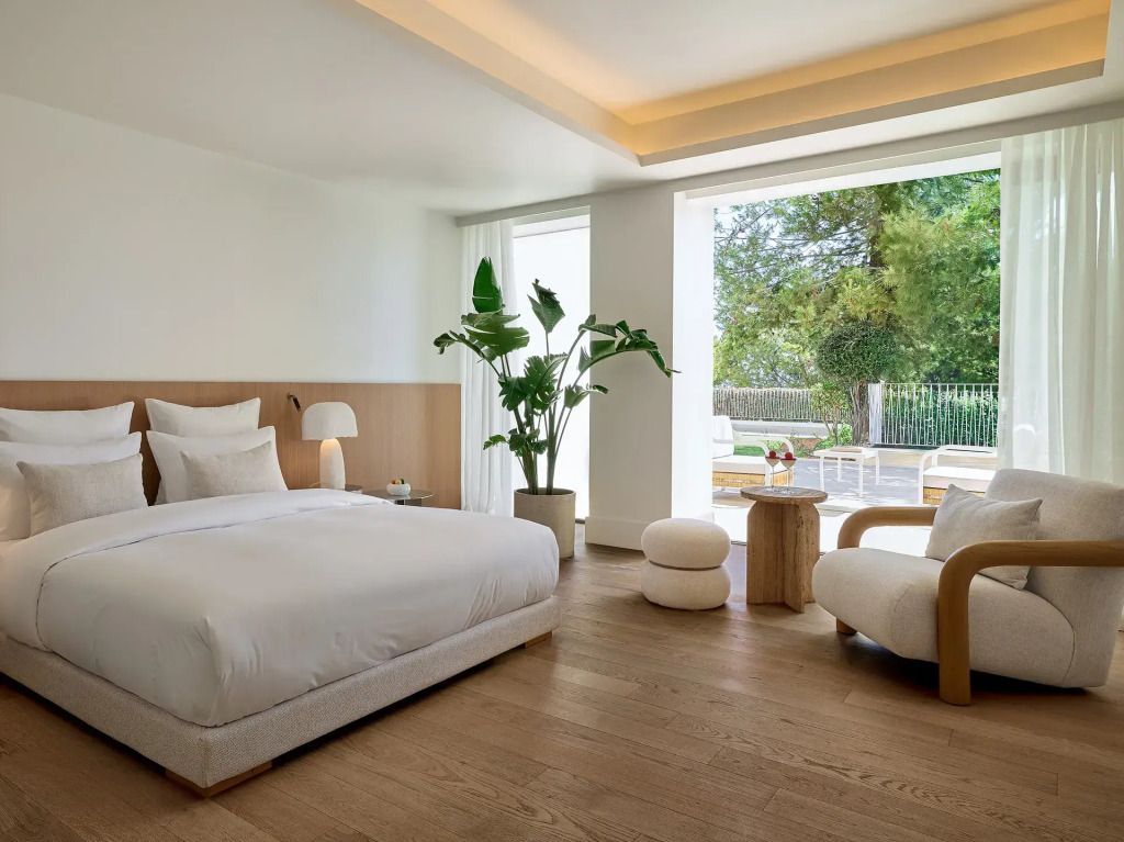 Helles Familienzimmer mit Doppelbett, Holzboden und Zugang zur Terrasse