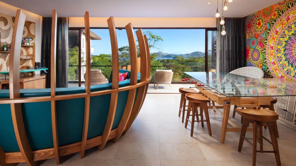 Moderne Suite mit stilvollem Sitzbereich und Panoramablick.