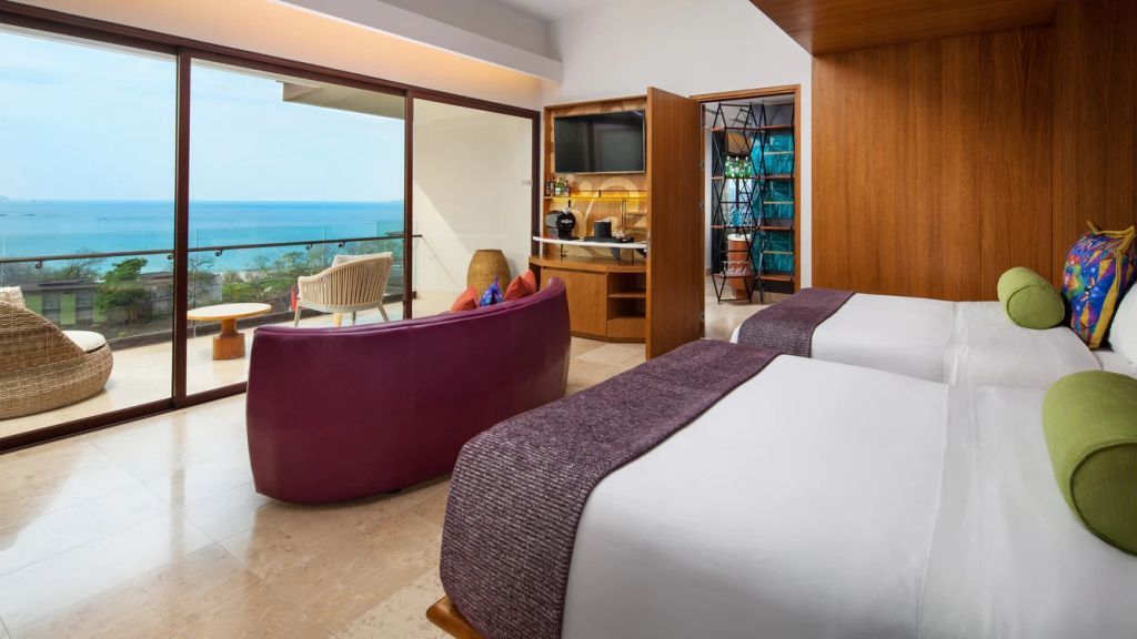 Luxuriöse Suite mit Meerblick-Balkon und moderner Ausstattung.