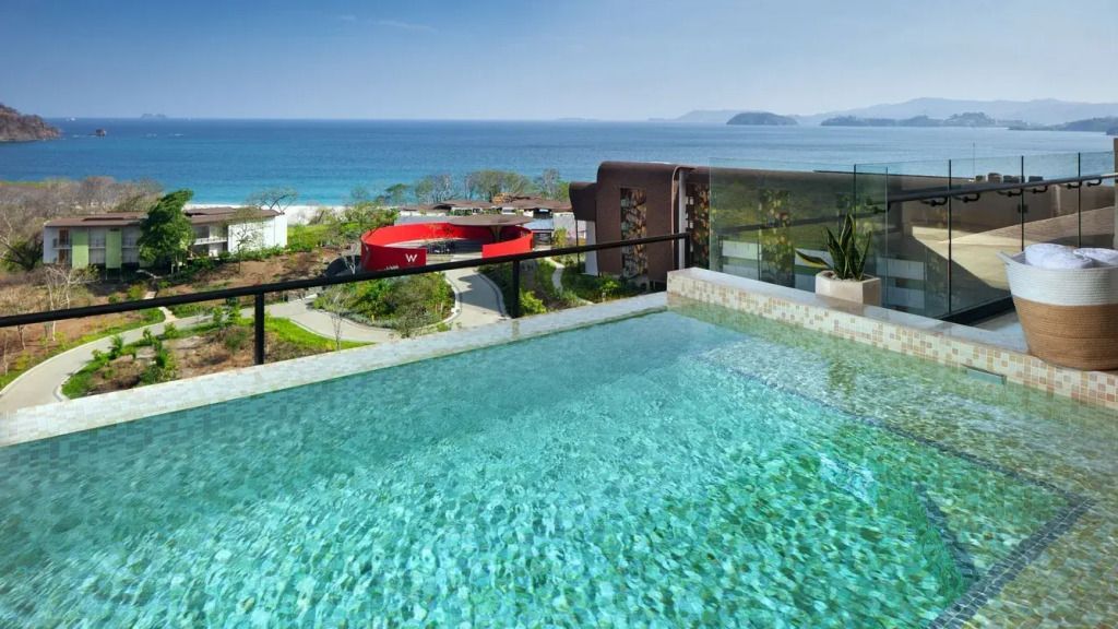 Infinity-Pool mit Blick auf das Meer und die Umgebung.