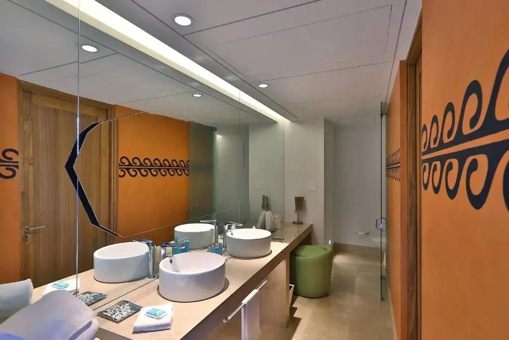 Modernes Badezimmer mit großem Spiegel und stilvollen Waschbecken