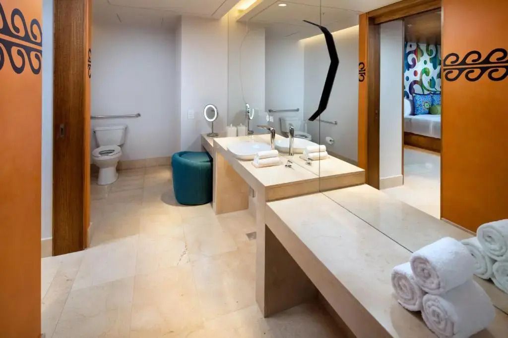 Helles Badezimmer mit modernem Waschbereich und Spiegeln