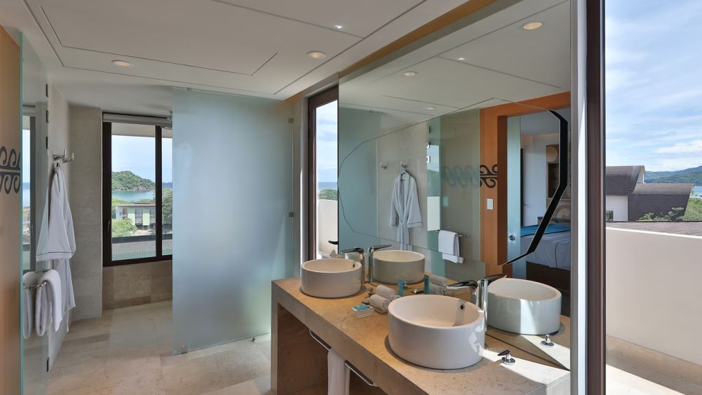 Modernes Badezimmer mit zwei Waschbecken und Glasabtrennung