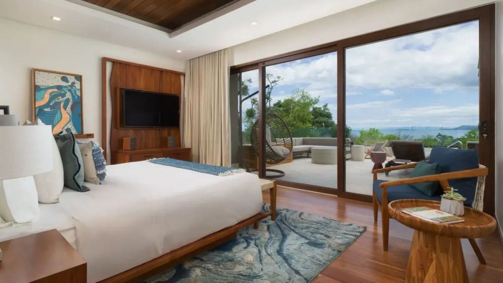 Geräumiges Schlafzimmer mit Glasschiebetür und Blick auf den Außenbereich.