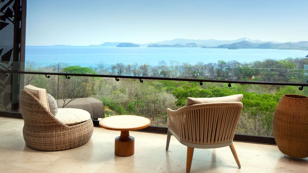 Balkon mit Sitzbereich und spektakulärem Ausblick auf den Ozean
