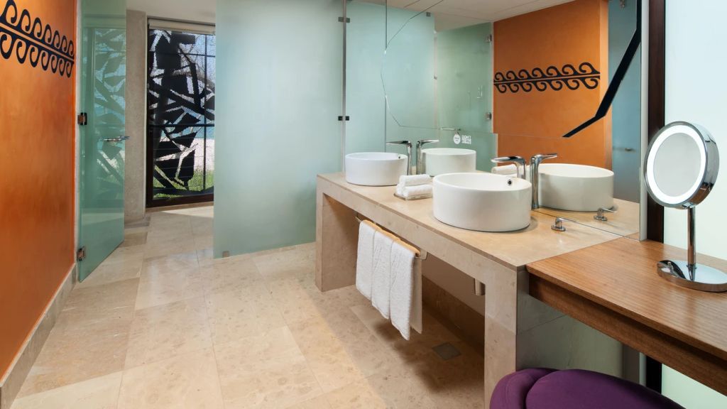 Badezimmer mit modernem Doppelwaschbecken und halbtransparenten Wänden