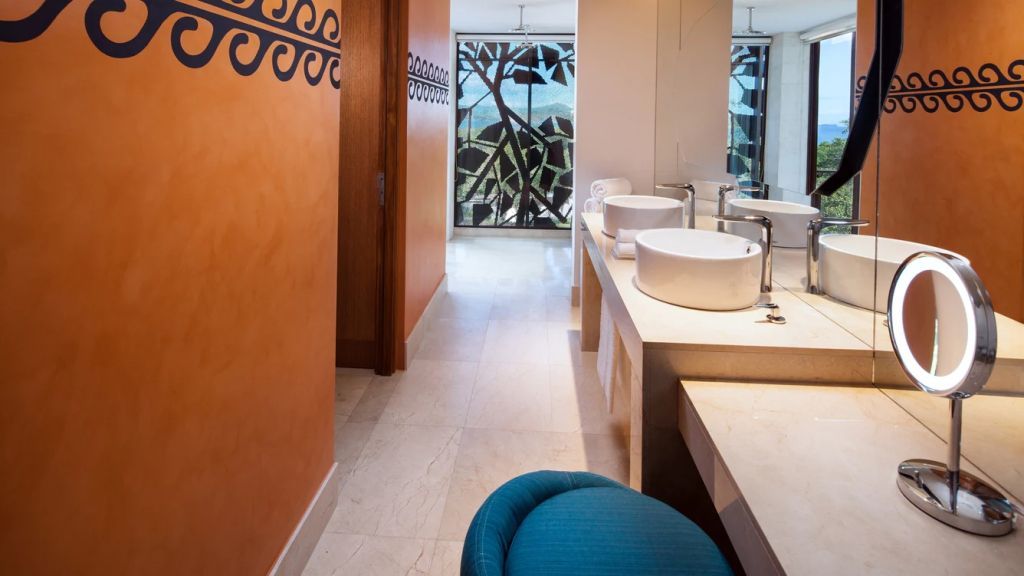 Elegantes Badezimmer mit Blick auf ein künstlerisches Fensterdesign