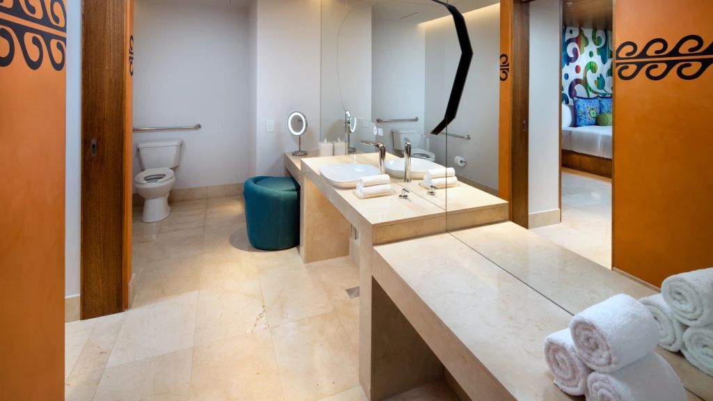 Luxuriöses Badezimmer mit großem Spiegel und moderner Ausstattung