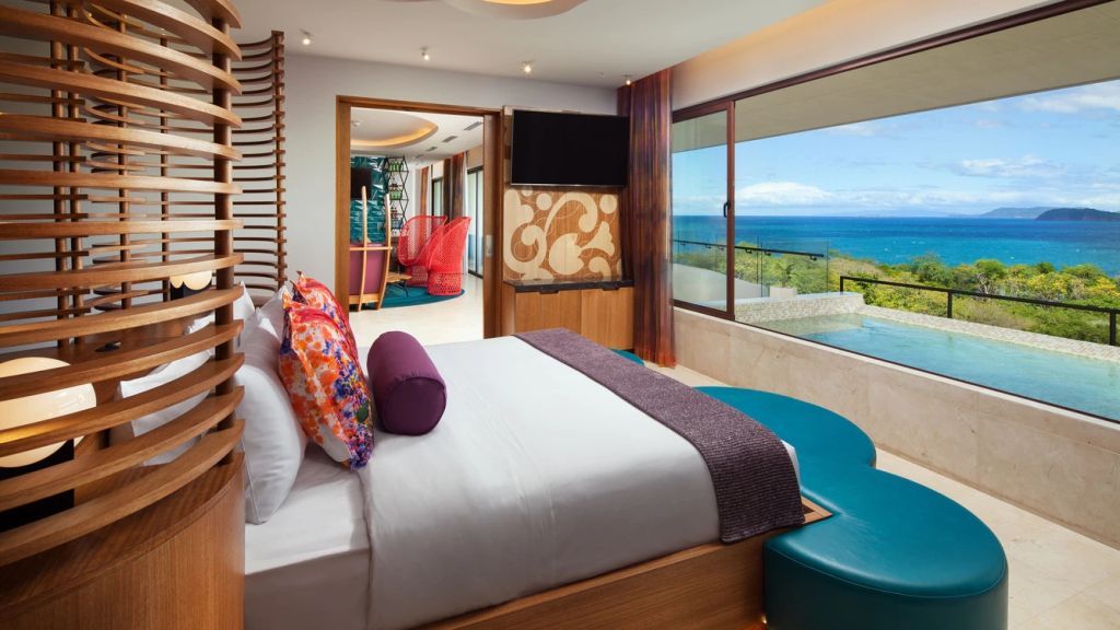 Luxuriöses Schlafzimmer mit Doppelbett und Meerblick in der WOW Suite.