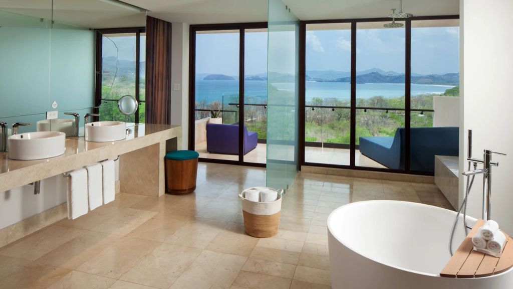 Moderne Badezimmerausstattung mit atemberaubendem Blick aufs Meer.