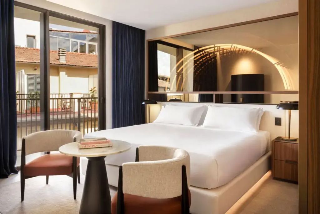 Modernes Doppelzimmer mit großem Balkon und eleganten Möbeln