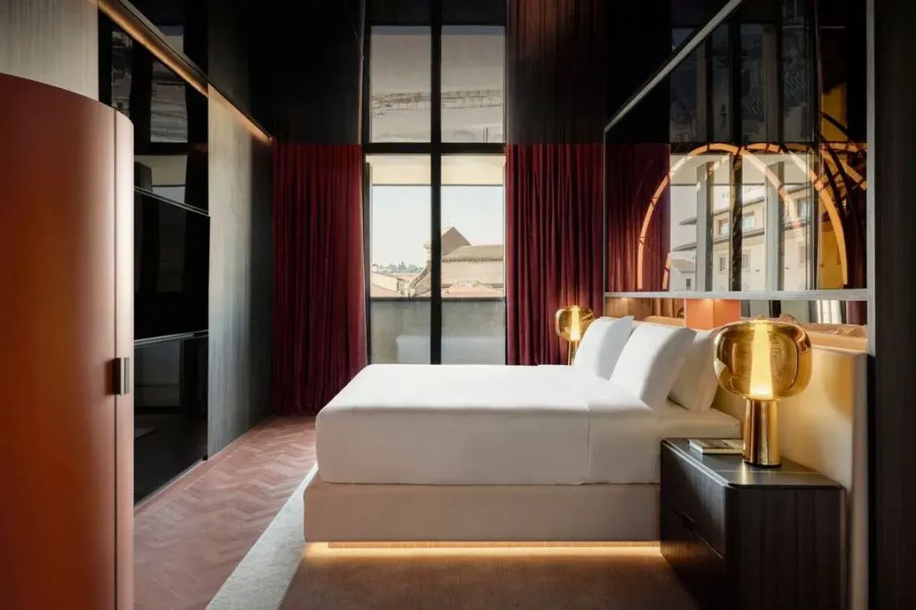 Modernes Schlafzimmer mit großem Fenster und Doppelbett in der Penthouse Suite
