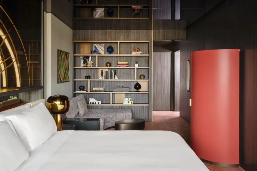Moderner Wohnbereich mit stilvoller Bücherwand und gemütlichem Sofa