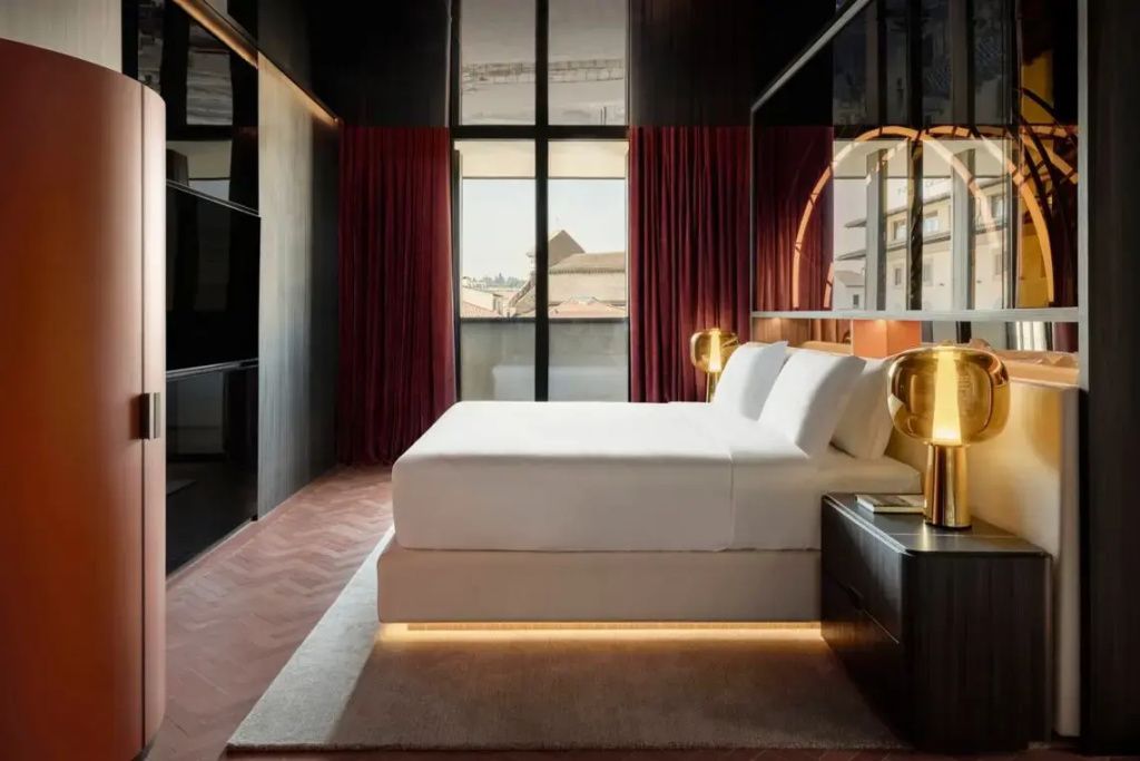 Großzügiges Schlafzimmer mit modernen Akzenten in der Penthouse Suite