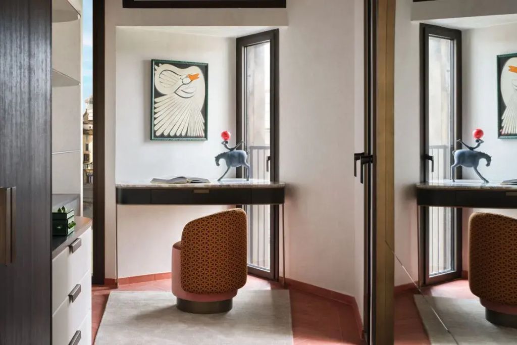 Elegante Arbeitsecke mit Kunstwerk und Aussicht in der Penthouse Suite
