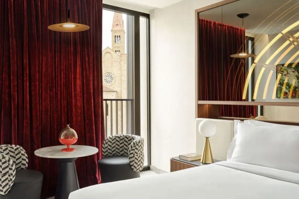 Suite mit Blick auf historische Architektur und modernem Interieur.