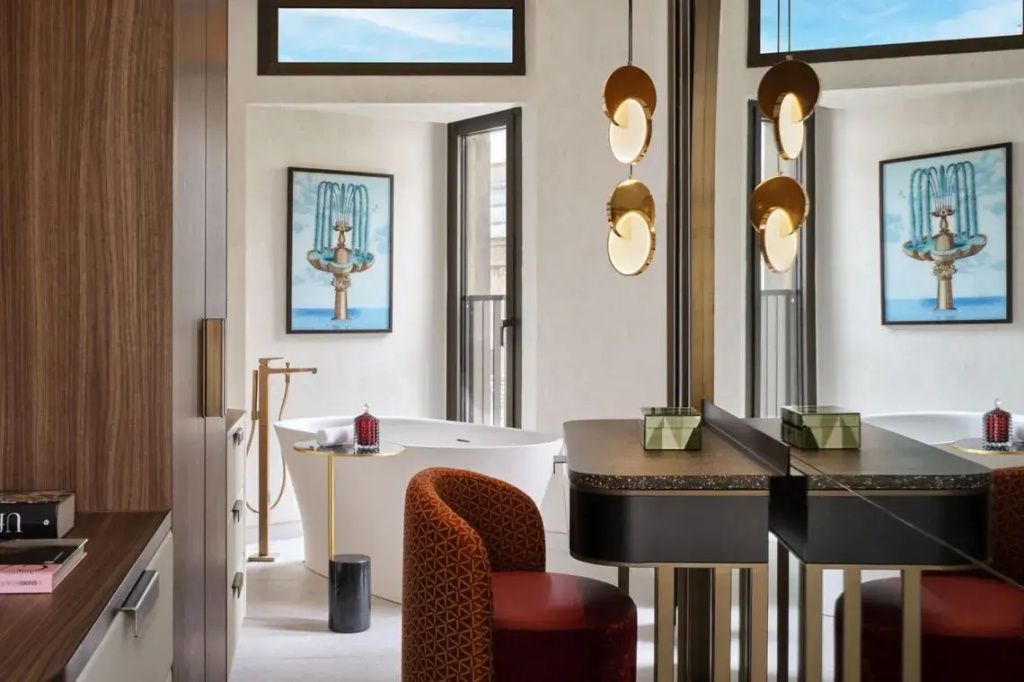 Luxuriöses Badezimmer mit freistehender Badewanne und stilvoller Dekoration.