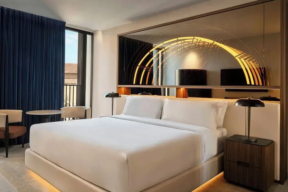 Geräumiges Premier Doppelzimmer mit elegantem Doppelbett und Balkon