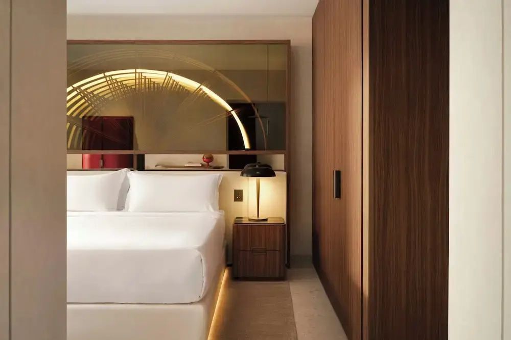 Helles Zimmer mit luxuriösem Doppelbett und Holzverkleidung