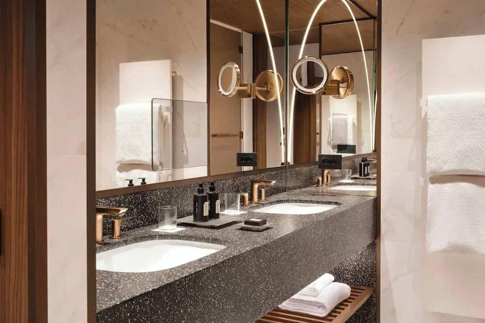 Modernes Badezimmer mit Doppellavabo und Spiegeln