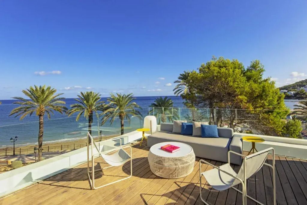 Terrasse mit Sitzbereich, Meerblick und mediterranen Bäumen