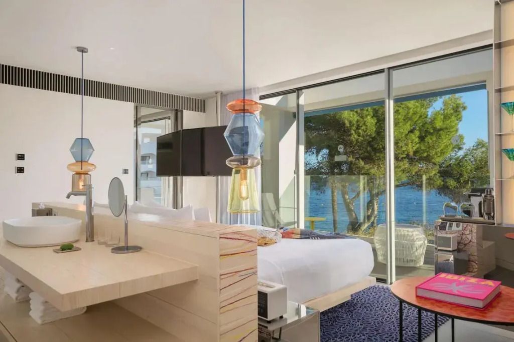 Elegantes Zimmer mit direktem Meerblick und stilvoller Einrichtung