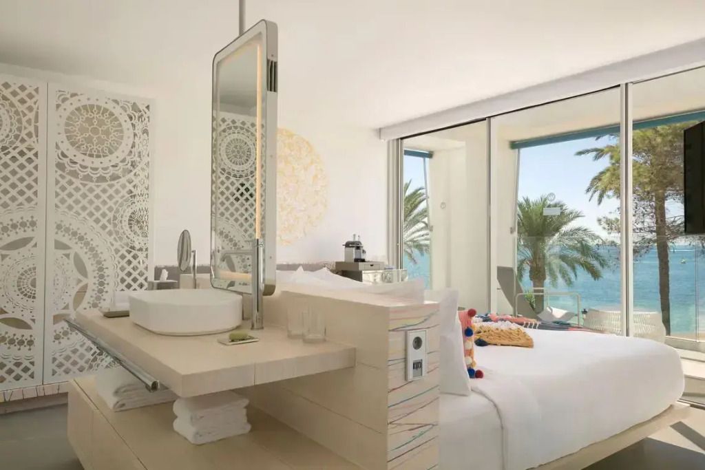 Helles Zimmer mit Balkon, modernem Waschbeckenbereich und Meerblick